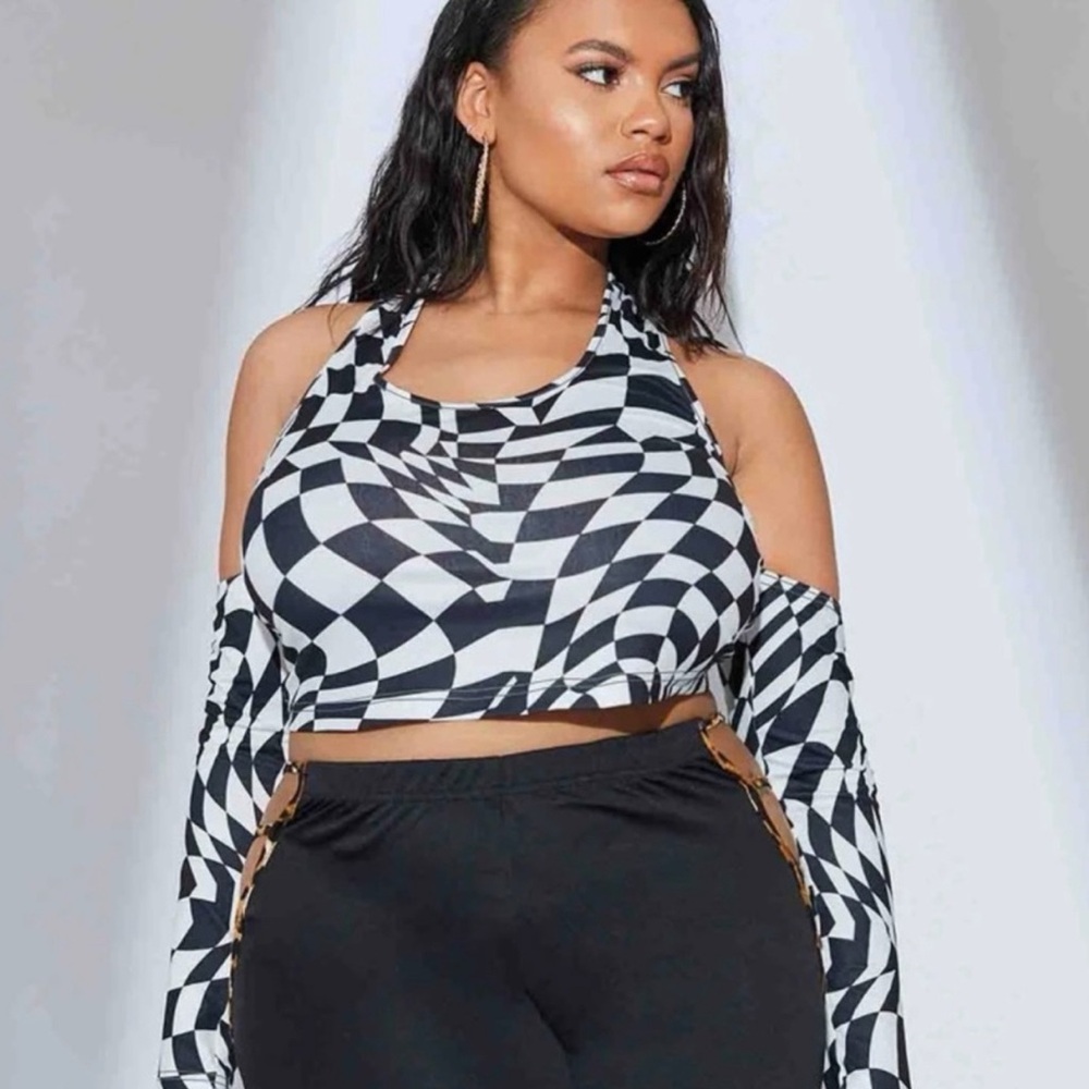 Chic Black and White Geometric Crop Top